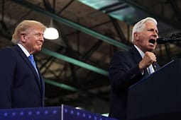 Presidenti Trump bën fushatë me Bruce Blakeman, kandidat për Guvernator të New Yorkut: Ta bëjmë Amerikën përsëri të sigurt Presidenti Trump bën fushatë me Bruce Blakeman, kandidat për Guvernator të New Yorkut: Ta bëjmë Amerikën përsëri të sigurt