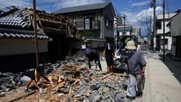 Më shumë se 100 lëkundje pasuese goditën Japoninë pas tërmetit të fuqishëm që vrau 13 persona Më shumë se 100 lëkundje pasuese goditën Japoninë pas tërmetit të fuqishëm që vrau 13 persona