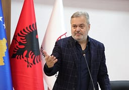 Provokon Blushi: Shqipëria të gllabërojë vende për të mbijetuar, të bashkohemi me Kosovën, urojmë të prishet Maqedonia…ta marrim gjysmën Provokon Blushi: Shqipëria të gllabërojë vende për të mbijetuar, të bashkohemi me Kosovën, urojmë të prishet Maqedonia…ta marrim gjysmën