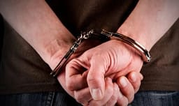 Dy shtetas serbë kapen duke kaluar ilegalisht kufirin në Kosovë Dy shtetas serbë kapen duke kaluar ilegalisht kufirin në Kosovë