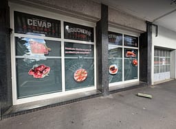 Nuk e duronte mishin në vitrinë: vegjetariani sulmon mishtoren e shqiptarit në Lozanë Nuk e duronte mishin në vitrinë: vegjetariani sulmon mishtoren e shqiptarit në Lozanë