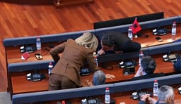 Derisa Haxhiu konsultohet me shefat e grupeve parlamentare, Kurti pëshpërit në sallë me Kusari-Lilën Derisa Haxhiu konsultohet me shefat e grupeve parlamentare, Kurti pëshpërit në sallë me Kusari-Lilën