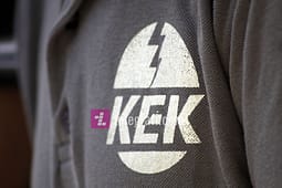 Ra në kontakt me tensionin elektrik, vdes edhe një punëtor i KEK-ut në vendin e punës Ra në kontakt me tensionin elektrik, vdes edhe një punëtor i KEK-ut në vendin e punës