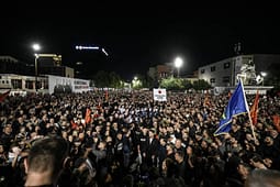 Protesta e qytetarëve, kërkesë Kryesisë së Kuvendit: Futeni nesër në rend të ditës ligjin për Dhomat e Specializuara Protesta e qytetarëve, kërkesë Kryesisë së Kuvendit: Futeni nesër në rend të ditës ligjin për Dhomat e Specializuara