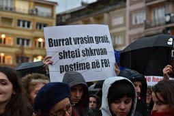 Pas dy vrasjeve, shoqëria civile kërkon që femicidi të trajtohet si urgjencë Pas dy vrasjeve, shoqëria civile kërkon që femicidi të trajtohet si urgjencë
