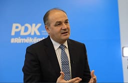 “Kaos dhe anarki totale”, Hoxhaj akuzon Kurtin për “mashtrim politik për të blerë kohë” “Kaos dhe anarki totale”, Hoxhaj akuzon Kurtin për “mashtrim politik për të blerë kohë”