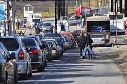 Te Dheu i Bardhë, pritje deri në një orë për të hyrë në Kosovë Te Dheu i Bardhë, pritje deri në një orë për të hyrë në Kosovë
