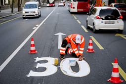 Zvicra ashpërson rregullat për zonat me shpejtësi 30 km/h në rrugët kryesore Zvicra ashpërson rregullat për zonat me shpejtësi 30 km/h në rrugët kryesore