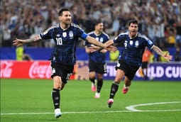 Messi hyn nga banka dhe gjen golin, Argjentina e mbyll me maksimum grupin Messi hyn nga banka dhe gjen golin, Argjentina e mbyll me maksimum grupin