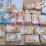Dogana e Maqedonisë ndalon shtetasin grek me 124 mijë euro, ia konfiskon mbi 64 mijë euro Dogana e Maqedonisë ndalon shtetasin grek me 124 mijë euro, ia konfiskon mbi 64 mijë euro
