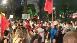 Tensione në ditën e 89-të të protestës në Shqipëri, Sali Lushaj përplaset fizikisht me Dritan Goxhajn Tensione në ditën e 89-të të protestës në Shqipëri, Sali Lushaj përplaset fizikisht me Dritan Goxhajn