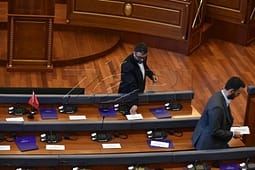 Deputetët e PDK-së u lënë letra atyre të LVV-së: Respektoni Kushtetutën, ejani në sallë dhe konstituoni Kuvendin Deputetët e PDK-së u lënë letra atyre të LVV-së: Respektoni Kushtetutën, ejani në sallë dhe konstituoni Kuvendin