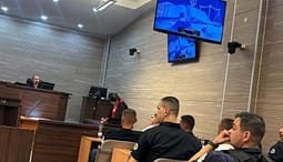 Gjykimi për vrasjen në Aktash, mbrojtja: Arma AK-47 iu vendos viktimës nën trup Gjykimi për vrasjen në Aktash, mbrojtja: Arma AK-47 iu vendos viktimës nën trup