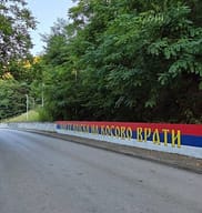 Deklaratat skandaloze të Vuçiqit për Ibrin, vjen grafiti kërcënues nga Serbia: Kur ushtria të kthehet në Kosovë Deklaratat skandaloze të Vuçiqit për Ibrin, vjen grafiti kërcënues nga Serbia: Kur ushtria të kthehet në Kosovë