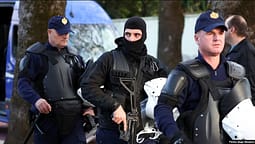 Shqipëria arreston edhe një biznesmen tjetër në rastin e mashtrimeve me tenderë Shqipëria arreston edhe një biznesmen tjetër në rastin e mashtrimeve me tenderë