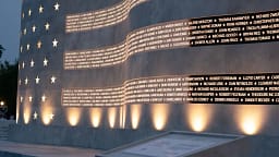 41 milionë emra në një monument, Washingtoni nderon brezat e ushtarakëve amerikanë 41 milionë emra në një monument, Washingtoni nderon brezat e ushtarakëve amerikanë