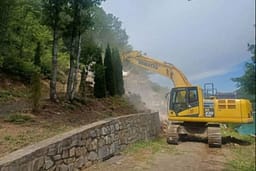 Rrënimi i objekteve në Ujman, Gjykata e Mitrovicës del në terren për vendshikim Rrënimi i objekteve në Ujman, Gjykata e Mitrovicës del në terren për vendshikim