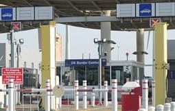 “Paguajnë 24 mijë paund dhe kalojnë me pasaporta false”, media britanike zbulon skemën e kontrabandistëve shqiptarë “Paguajnë 24 mijë paund dhe kalojnë me pasaporta false”, media britanike zbulon skemën e kontrabandistëve shqiptarë