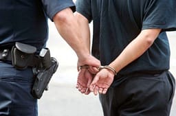 Përleshje fizike – goditet një person me gotë qelqi, arrestohet i dyshuari në Ferizaj Përleshje fizike – goditet një person me gotë qelqi, arrestohet i dyshuari në Ferizaj