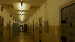 Trazira në një burg të Selanikut, i vihet flaka qelisë, tre të dënuar përfundojnë në spital Trazira në një burg të Selanikut, i vihet flaka qelisë, tre të dënuar përfundojnë në spital