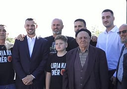 Djali i Thaçit, i Veselit e ai i Krasniqit vizitojnë familjen e Afrim Bunjakut në trevjetorin e vrasjes së tij Djali i Thaçit, i Veselit e ai i Krasniqit vizitojnë familjen e Afrim Bunjakut në trevjetorin e vrasjes së tij