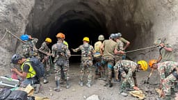 Ekipet e shpëtimit në Nepal shpërthejnë një pjesë të kodrës në kërkim të punëtorëve të hidrocentralit, ndërsa familjet presin me shpresë Ekipet e shpëtimit në Nepal shpërthejnë një pjesë të kodrës në kërkim të punëtorëve të hidrocentralit, ndërsa familjet presin me shpresë