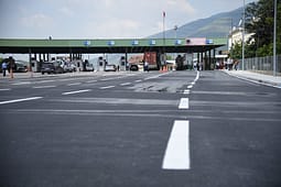 Ekstradohet nga Kosova në Shqipëri një person i kërkuar me letër-rreshtim ndërkombëtar Ekstradohet nga Kosova në Shqipëri një person i kërkuar me letër-rreshtim ndërkombëtar