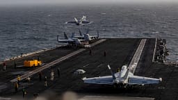 Shefi i CENTCOM-it viziton për herë të dytë aeroplanmbajtësen në Lindjen e Mesme Shefi i CENTCOM-it viziton për herë të dytë aeroplanmbajtësen në Lindjen e Mesme