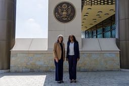 Senatorja Ernst në Kosovë, e shoqëruar nga Prattipati viziton Manastirin e Graçanicës Senatorja Ernst në Kosovë, e shoqëruar nga Prattipati viziton Manastirin e Graçanicës