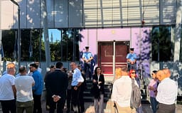 Deputetët e PDK afrohen te hyrja ndërtesës së Qeverisë, e pyesin sigurimin nëse ka ardhur Kurti Deputetët e PDK afrohen te hyrja ndërtesës së Qeverisë, e pyesin sigurimin nëse ka ardhur Kurti