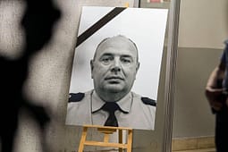 Ambasadori irlandez bëri homazhe sot te varri i Afrim Bunjakut: Përgjegjësit për sulmin terrorist të sillen para drejtësisë Ambasadori irlandez bëri homazhe sot te varri i Afrim Bunjakut: Përgjegjësit për sulmin terrorist të sillen para drejtësisë