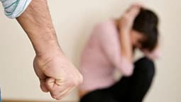 Dhunë në një familje në Drenas, burri i duhur sulmon bashkëshorten dhe dy vajzat e tij Dhunë në një familje në Drenas, burri i duhur sulmon bashkëshorten dhe dy vajzat e tij
