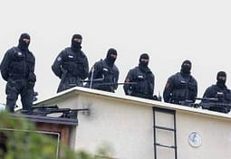 RENEA zbarkon në Korçë pas vrasjes së ish-ushtarit, i riu nuk gjendet në banesë, zbulohet fotoja e autorit RENEA zbarkon në Korçë pas vrasjes së ish-ushtarit, i riu nuk gjendet në banesë, zbulohet fotoja e autorit