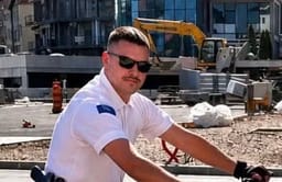Vdes polici Altin Kryeziu – para 7 ditësh u godit nga një veturë në Malishevë teksa po e drejtonte trafikun Vdes polici Altin Kryeziu – para 7 ditësh u godit nga një veturë në Malishevë teksa po e drejtonte trafikun