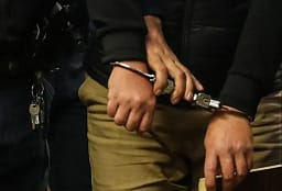 Dukagjin Nikollaj u ekstradua nga Spanja në Kosovë, u arrestua atje pasi kërkohej përmes INTERPOL-it Dukagjin Nikollaj u ekstradua nga Spanja në Kosovë, u arrestua atje pasi kërkohej përmes INTERPOL-it