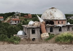“Forcat serbe kanë dashur të krijojnë realitet të ri” -218 xhami u shkatërruan gjatë luftës “Forcat serbe kanë dashur të krijojnë realitet të ri” -218 xhami u shkatërruan gjatë luftës