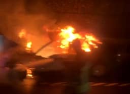 Përfshihet nga flakët një veturë në autostradën “Ibrahim Rugova” Përfshihet nga flakët një veturë në autostradën “Ibrahim Rugova”