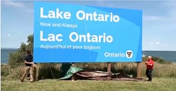 Kanadaja vendos një tabelë të madhe në liqenin Ontario, pasi Trump nënshkroi urdhër ekzekutiv që të quhet “Liqeni i Amerikës” Kanadaja vendos një tabelë të madhe në liqenin Ontario, pasi Trump nënshkroi urdhër ekzekutiv që të quhet “Liqeni i Amerikës”