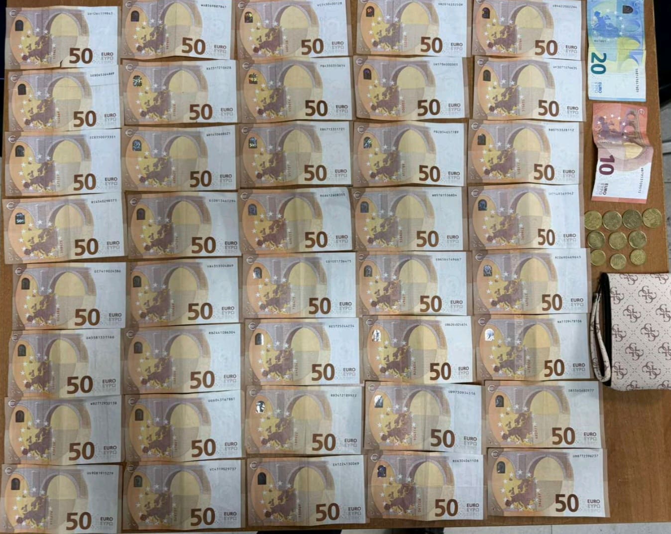 Mësuesja nga Ferizaj e gjen portofolin me mbi 2 mijë euro në rrugë dhe e dorëzon në Polici, paratë i kthehen pronares Mësuesja nga Ferizaj e gjen portofolin me mbi 2 mijë euro në rrugë dhe e dorëzon në Polici, paratë i kthehen pronares