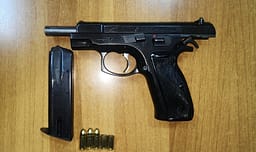 Të shtëna me armë në Jezerc të Ferizajt, policia sekuestron një pistoletë Të shtëna me armë në Jezerc të Ferizajt, policia sekuestron një pistoletë
