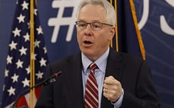 Ish-ambasadori amerikan sugjeron që SHBA-ja të vendosë bazë në BeH, përmend edhe njohjen e Kosovës Ish-ambasadori amerikan sugjeron që SHBA-ja të vendosë bazë në BeH, përmend edhe njohjen e Kosovës