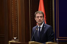 Aktiviteti në një fshat të Shqipërisë ku mori pjesë Mickoski, u ekzekutua himni i RMV e jo ai shqiptar – Hoxha reagon për skandalin Aktiviteti në një fshat të Shqipërisë ku mori pjesë Mickoski, u ekzekutua himni i RMV e jo ai shqiptar – Hoxha reagon për skandalin