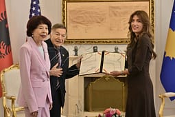 Joe DioGuardi dhe Shirley Cloyes DioGuardi marrin shtetësinë e Kosovës Joe DioGuardi dhe Shirley Cloyes DioGuardi marrin shtetësinë e Kosovës