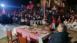 Kështu protestoi kundër verdiktit të Speciales Nëna Ferdonije Qerkezi sonte në Gjakovë Kështu protestoi kundër verdiktit të Speciales Nëna Ferdonije Qerkezi sonte në Gjakovë