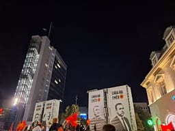 Prishtina edhe sonte në protestë, qytetarët mblidhen në mbështetje të ish-krerëve të UÇK-së Prishtina edhe sonte në protestë, qytetarët mblidhen në mbështetje të ish-krerëve të UÇK-së