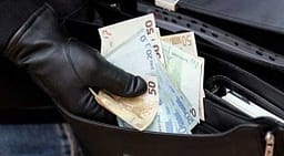Grabiten tri shtetase të Kolumbisë në Prishtinë, iu merren katër telefona dhe 300 euro Grabiten tri shtetase të Kolumbisë në Prishtinë, iu merren katër telefona dhe 300 euro