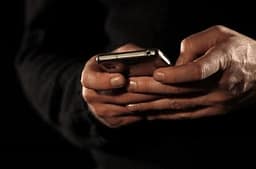 Dyshohet se kanosi përmes telefonit ish të dashurën, rasti po hetohet në Fushë Kosovë Dyshohet se kanosi përmes telefonit ish të dashurën, rasti po hetohet në Fushë Kosovë