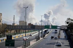 Rrezik për përshkallëzim në Lindjen e Mesme, SHBA-ja paralajmëron qytetarët për anulim fluturimesh Rrezik për përshkallëzim në Lindjen e Mesme, SHBA-ja paralajmëron qytetarët për anulim fluturimesh
