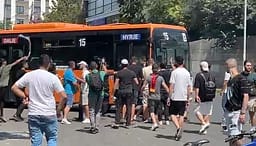 Protestuesit përplasen me faturinon dhe shoferin e autobusit në Tiranë Protestuesit përplasen me faturinon dhe shoferin e autobusit në Tiranë