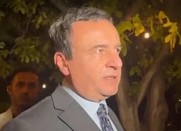 Kurti pas takimit me deputetët e pakicave: Po iu vjen keq që 6 deputetë të LDK s’po e respektojnë marrëveshjen Kurti pas takimit me deputetët e pakicave: Po iu vjen keq që 6 deputetë të LDK s’po e respektojnë marrëveshjen